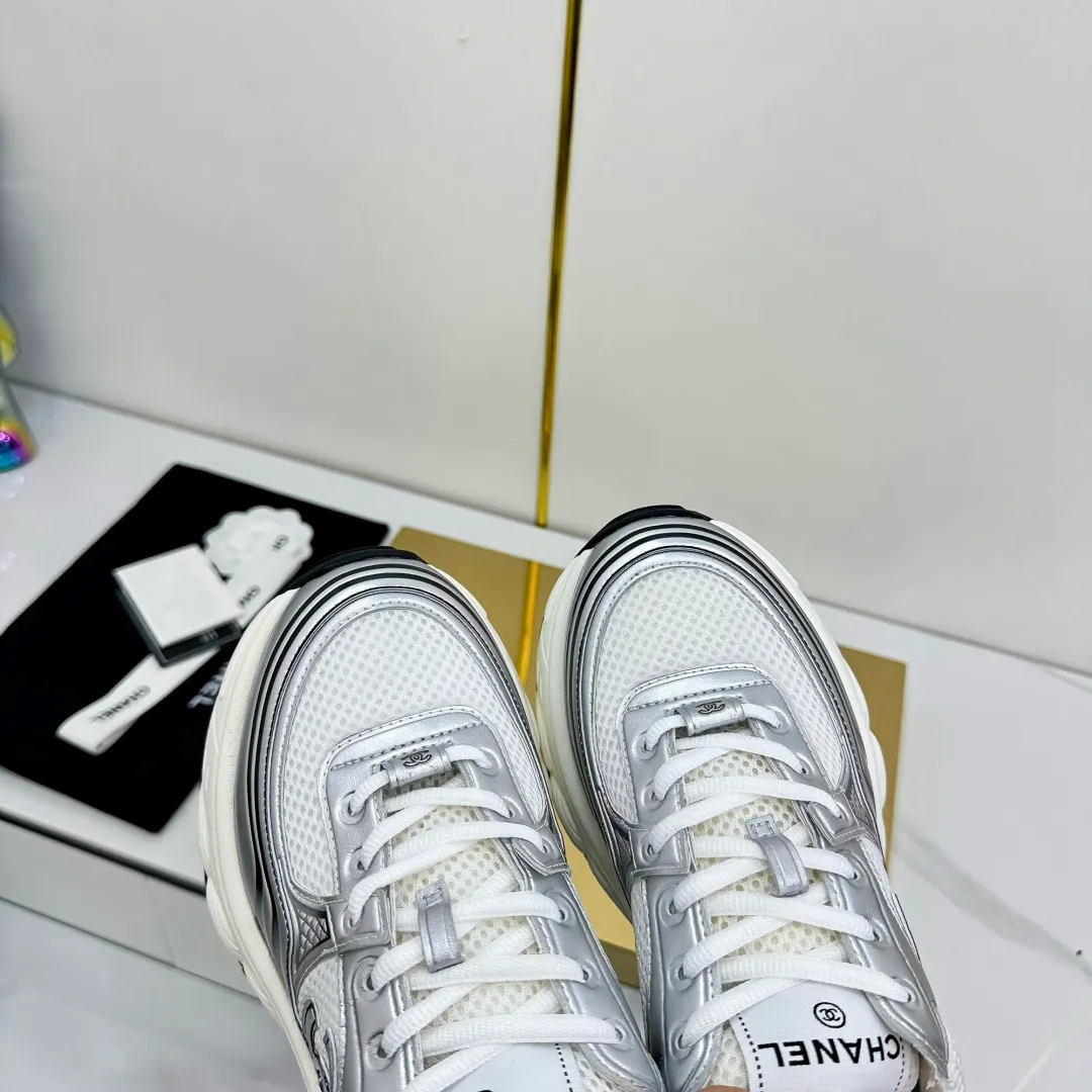 👟👟Ex-factory price 680👟👟 Upgraded version, upgraded version, upgraded version! No rebuttal accepted! ! ! ! Chanel Chanel panda shoes! 2025 counter's top casual sports shoes. This classic design; the upper is electro-embroidered with a variety of techniques; the outsole is fashionable and sporty; the unusual inclusion of a variety of color matching elements... The diversified mix and match is very good-looking and versatile, and can be used for leisure, fashion, sports, and outdoor... ꫛꫀꪝ Go➫ Materials: ❶Upper made of: original imported first-layer silk cowhide + original waterproof cloth + original first-layer cowhide ❷Inner lining: Original Yangli+Net ❸Outsole based on: Original TPU combination outsole Counter boutique packaging complete set for women 35–41 👉 👉 👉 👉